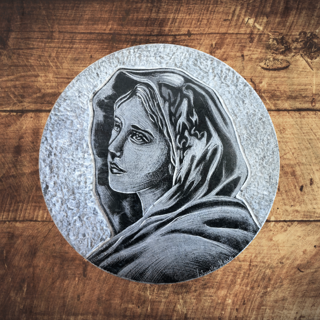disegno inciso a mano su pietra serpentino con ritratto madonna_arte su pietra